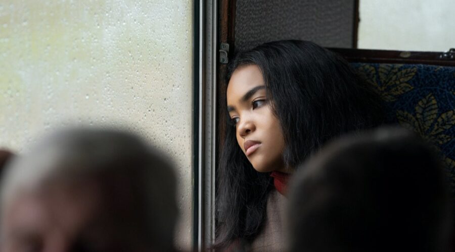 Mia Isaac in una scena di “Dolce Nero”. Credits: Disney+.