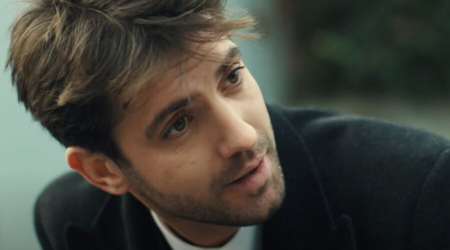 Serkay Tütüncü interpreta Alaz in “Dreams and Realities”. Credits: YouTube.