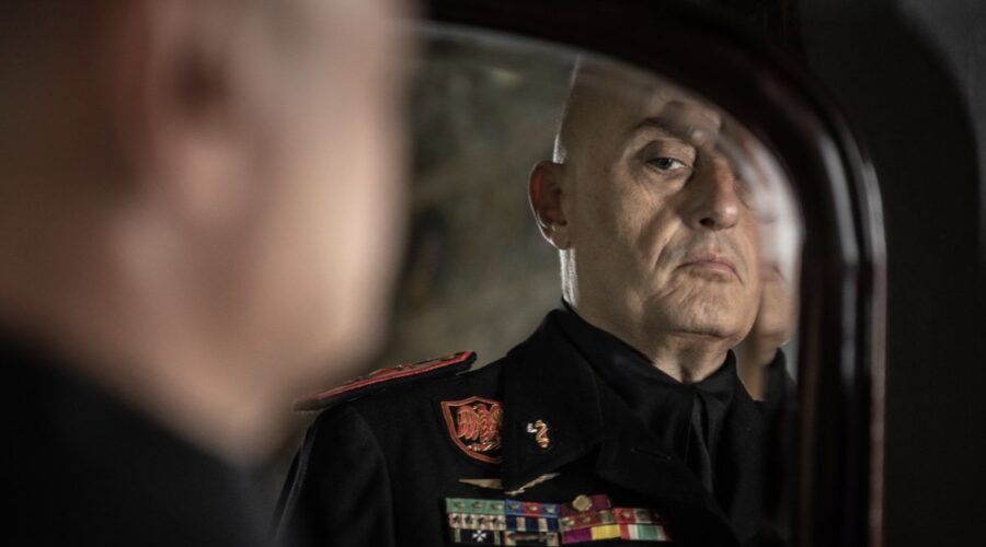 Duccio Camerini (Benito Mussolini) in una scena de “La Lunga Notte - La Caduta Del Duce”. Credits: Di Benedetto / Rai.