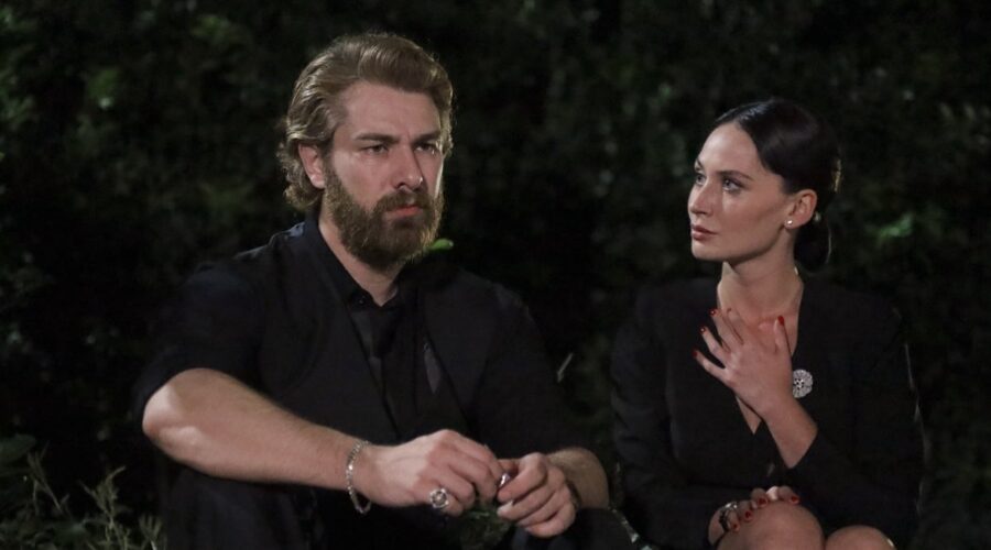 Da sinistra: Fikret (Furkan Palali) e İlayda Çevik (Betül Arcan) in una scena di 