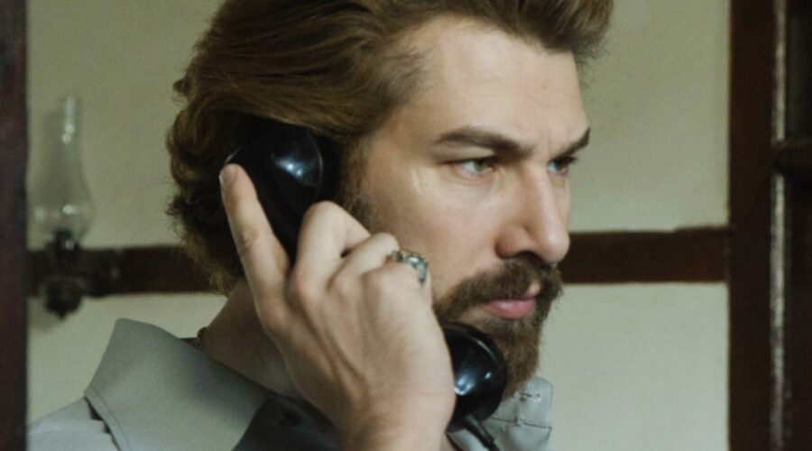 Furkan Palalı (Fikret) in una scena di “Terra Amara”. Credits: Mediaset.