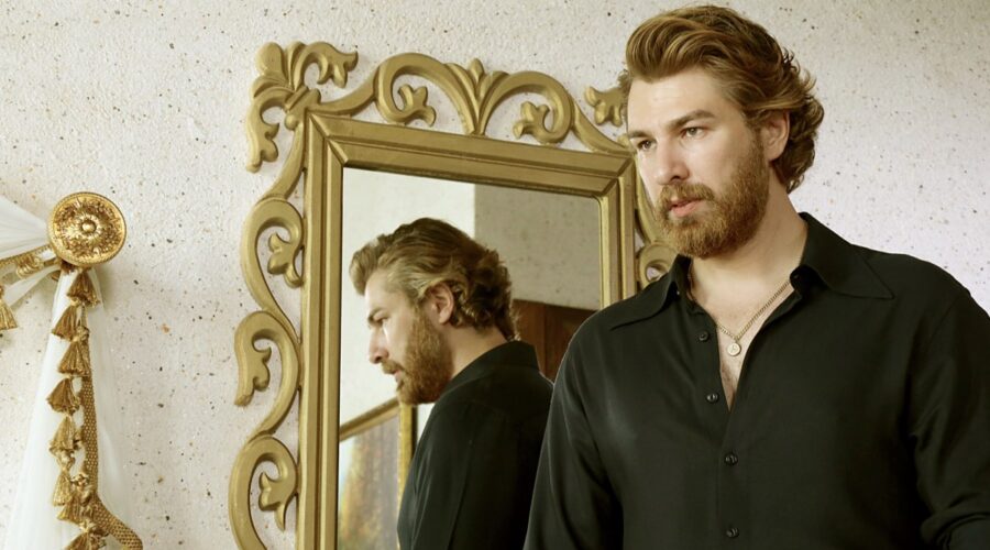 Furkan Palalı (Fikret) in una scena di “Terra Amara”. Credits: Mediaset.