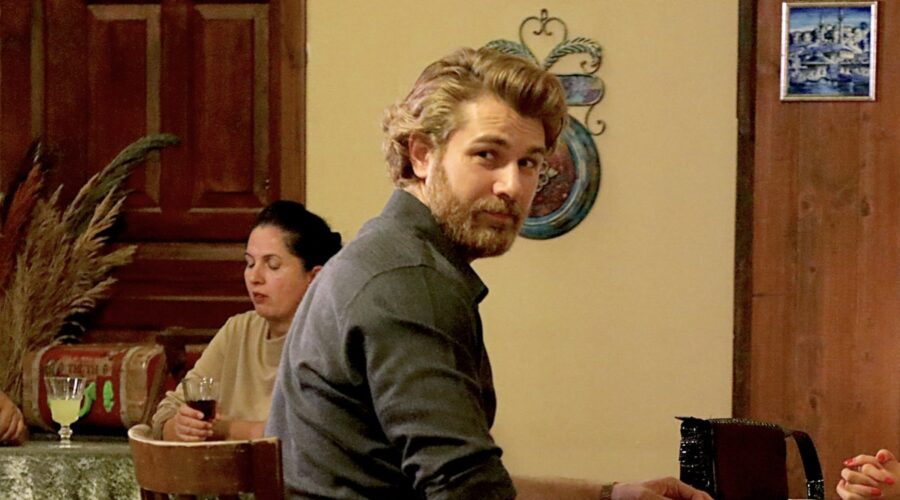 Furkan Palalı (Fikret) in una scena di “Terra Amara”. Credits: RTI Mediaset.