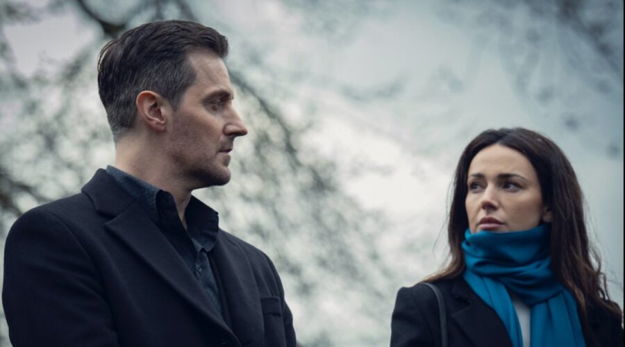 Da sinistra: Richard Armitage e Michelle Keegan in una scena di “Un inganno di troppo”. Credits: Vishal Sharma/Netflix.