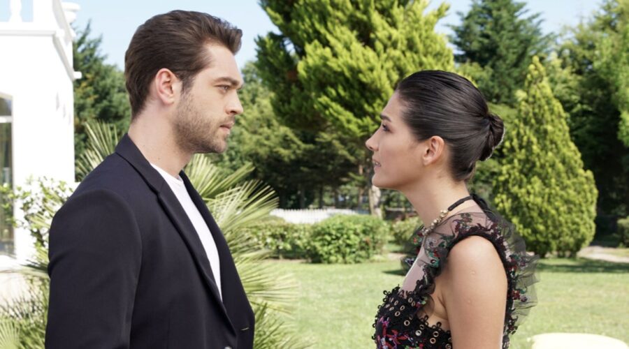 Da sinistra: Furkan Andic (Demir) e Aybüke Pusat (Selin) in una scena di “Everywhere I Go - Coincidenze d'amore”. Credits: Mediaset Infinity.
