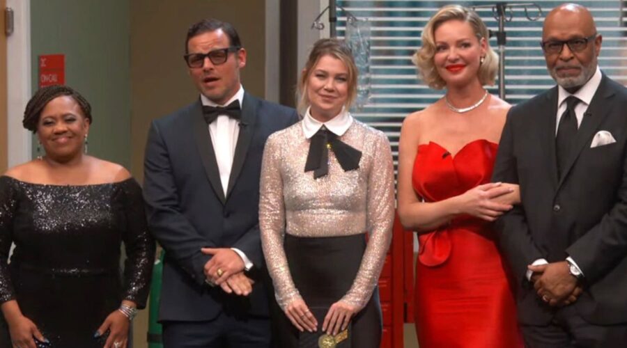 Da sinistra: Chandra Wilson, Justin Chambers, Ellen Pompeo, Katherine Heigl e James Pickens Jr. nella reunion di “Grey's Anatomy” agli Emmy 2024. Credits: Cattura schermo.