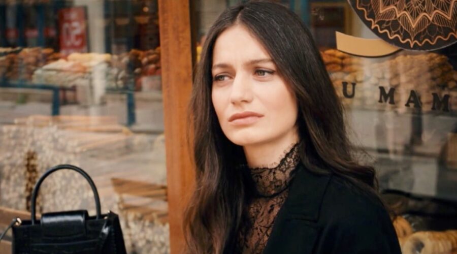 Gülbin-Nesrin ricorda il suo passato in “My Home My Destiny”. Credits: Cattura schermo/Mediaset Infinity.