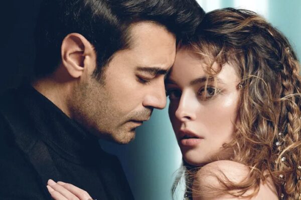 Da sinistra: Murat Ünalmış e Melis Sezen nel poster di “Gülcemal”. Credits: Fox/Madd/IMDb.