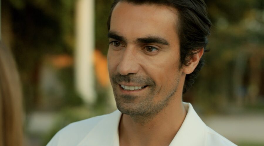 İbrahim Çelikkol (Hakan Gümüşoğlu alias Mehmet Kara) in una scena di “Terra Amara“. Credits: Mediaset.