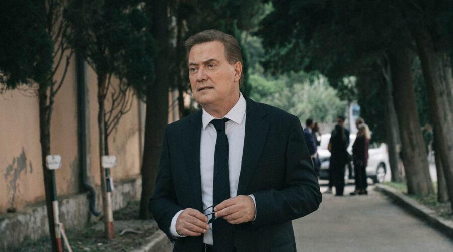 Corrado Guzzanti in una scena de “I Delitti Del BarLume” in onda nel 2024. Credits: P. Ciriello/Sky.