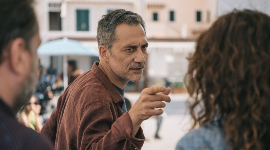 Filippo Timi in una scena de “I Delitti Del BarLume” in onda nel 2024. Credits: F.DiBenedetto/Sky.