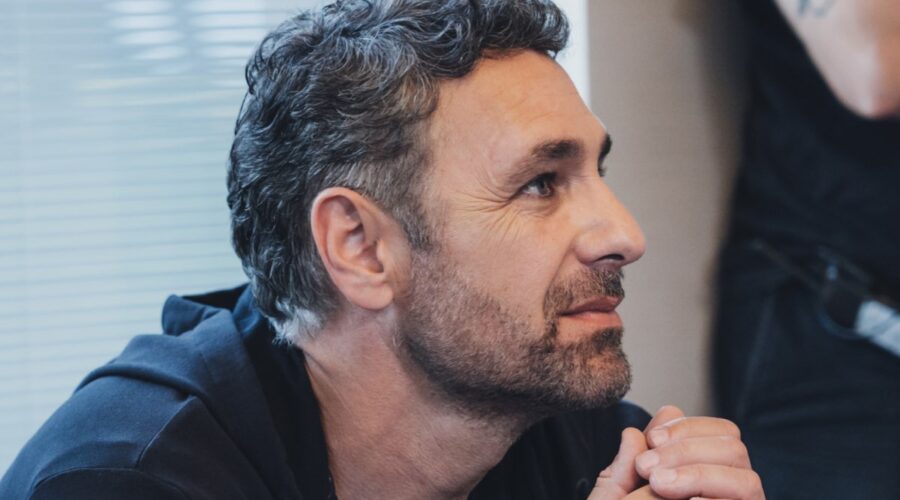 Raoul Bova (Riccardo Bramanti) in una scena de