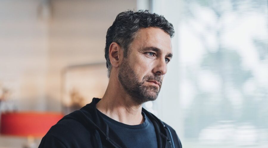 Raoul Bova (Riccardo Bramanti) in una scena de