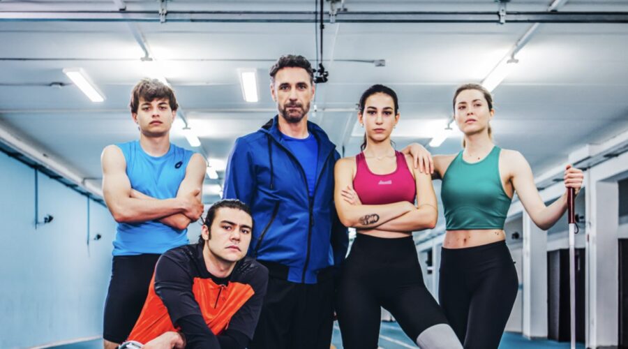 Da sinistra: Vittorio Magazzù (Christian), Enea Barozzi (Elia), Raoul Bova (Riccardo), Chiara Bordi (Laura) e Fiorenza D’Antonio (Marzia) in una scena de “I Fantastici 5”. Credits: Virginia Bettoja e Mediaset.