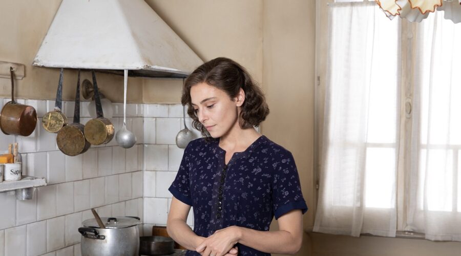 Jasmine Trinca (Ida Ramundo vedova Mancuso) in un posato per “La Storia”. Credits: Rai.