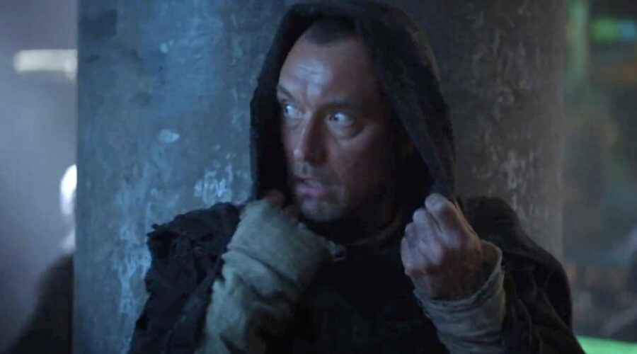 Jude Law in “Skeleton Crew” in un frame del promo rilasciato da Disney per lo “Star Wars Day 2023”. Credits: Disney.