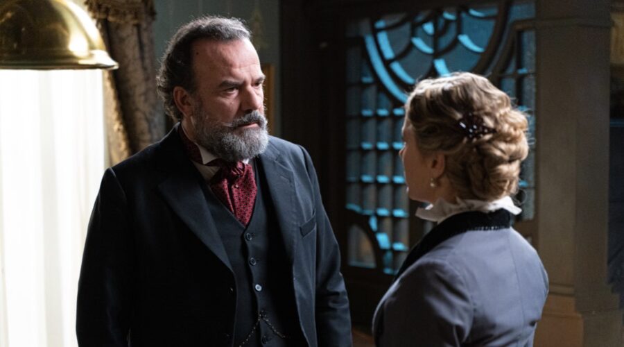 Da sinistra: Manuel Regueiro (Alonso Luján) e Lisi Linder (Baronessa Grazalena) in una scena de “La Promessa”. Credits: RTI Mediaset.