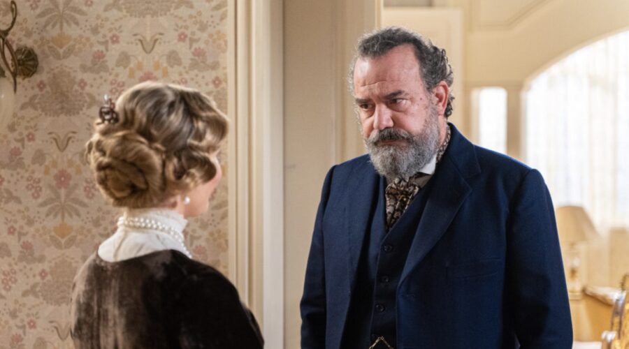 Da sinistra: Manuel Regueiro (Alonso Luján) e Lisi Linder (Baronessa Elisa de Grazalema) in una scena de “La Promessa”. Credits: RTI Mediaset.