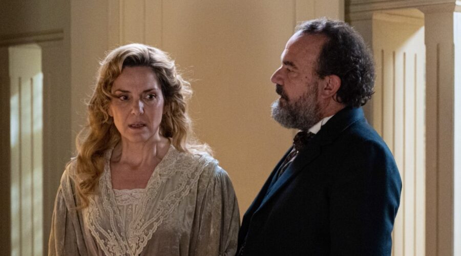 Da sinistra: Eva Martín (Cruz Ezquerdo) e Manuel Regueiro (Alonso Luján) in una scena de “La Promessa”. Credits: RTI Mediaset.