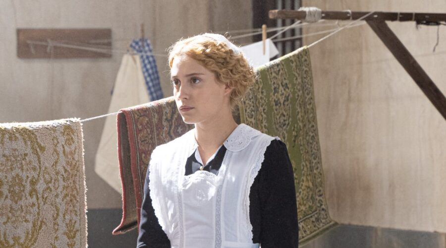Ana Garces (Jana Exposito) in una scena de “La Promessa”. Credits: RTI Mediaset.