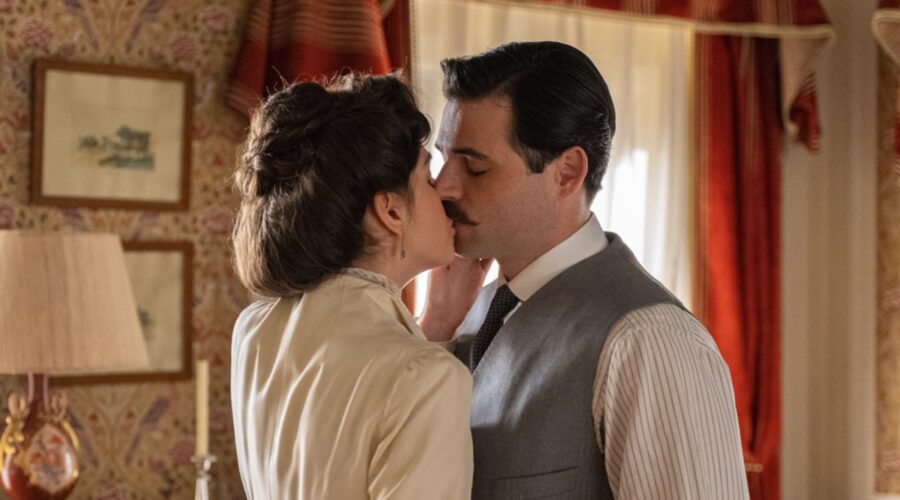 Da sinistra: Paula Losada (Jimena De Los Infantes) e Arturo Sancho (Manuel Luján) in una scena de “La Promessa”. Credits: RTI Mediaset.
