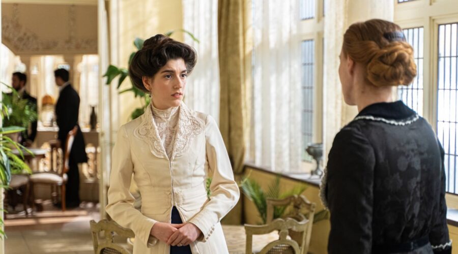 Da sinistra: Paula Losada (Jimena De Los Infantes) e María Castro (Pía Adarre) in una scena de “La Promessa”. Credits: RTI Mediaset.