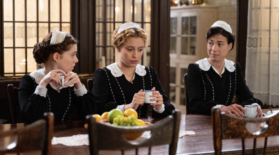 Da sinistra: Sara Molina (Maria Fernandez), Ana Garces (Jana Exposito) e Andrea Del Rio (Teresa Villamil) in una scena de “La Promessa”. Credits: RTI Mediaset.