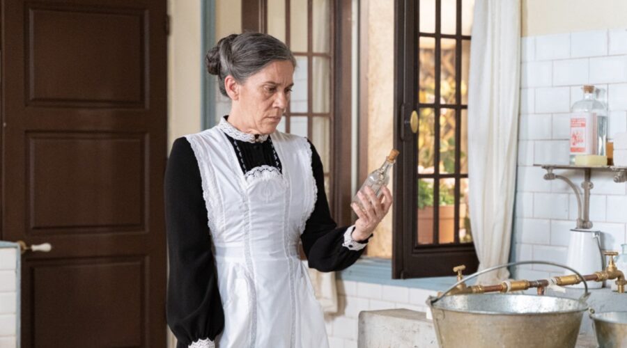 Marga Martínez (Petra Arcos) in una scena de “La Promessa”. Credits: RTI Mediaset.