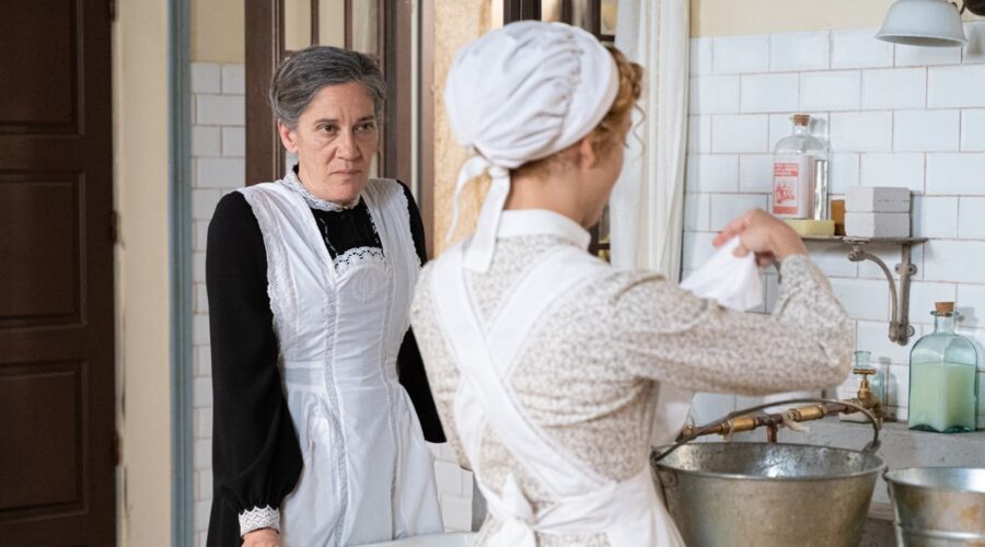 Da sinistra: Marga Martínez (Petra Arcos) e Ana Garces (Jana Exposito) in una scena de “La Promessa”. Credits: RTI Mediaset.