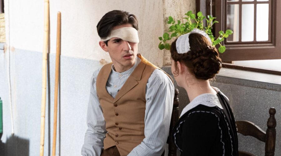 Da sinistra: Mario Garcia (Salvador) e Sara Molina (María Fernandez) in una scena de “La Promessa”. Credits: RTI Mediaset.