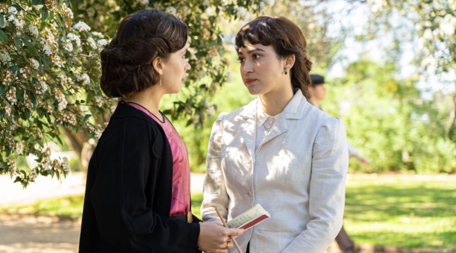 Da sinistra: Carmen Flores (Simona Martínez) e Carmen Asecas (Catalina Luján) in una scena de “La Promessa”. Credits: RTI Mediaset.