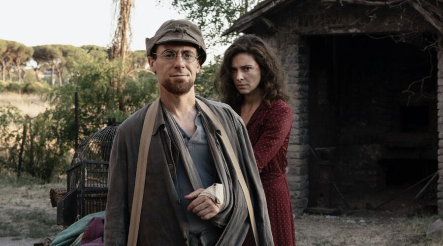 Da sinistra: Elio Germano e Jasmine Trinca in una scena della seconda puntata de “La Storia”. Credits: Iacovelli-Zayed/Rai/Picomedia.