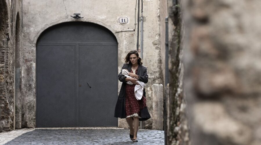 Jasmine Trinca in una scena della prima puntata de “La Storia”. Credits: Iacovelli-Zayed/Rai/Picomedia.