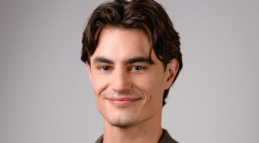 Carl Bruchhäuser interpreta Leon Thormann in 