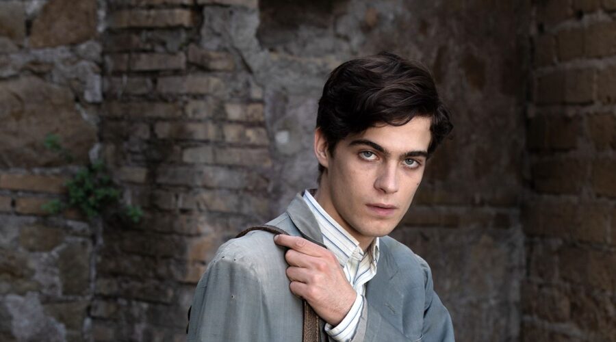 Lorenzo Zurzolo (Carlo Vivaldi) in un posato per