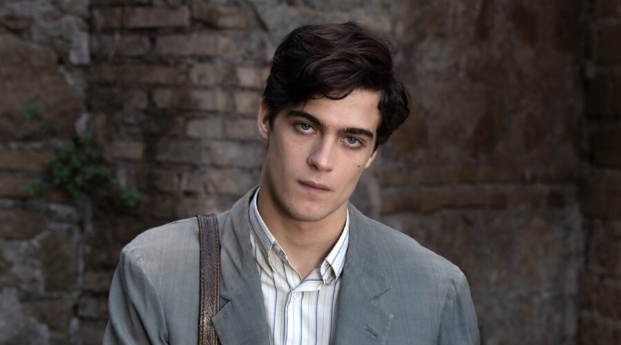 Lorenzo Zurzolo (Carlo Vivaldi) in un posato per