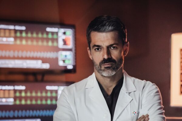 Luca Argentero (Andrea Fanti) in un posato di