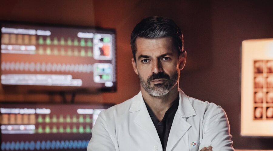 Luca Argentero (Andrea Fanti) in un posato di