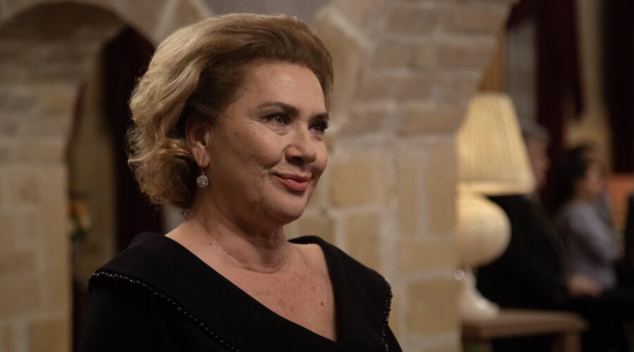 Lütfiye Duman (Hülya Darcan) in una scena di “Terra Amara”. Credits: Mediaset.