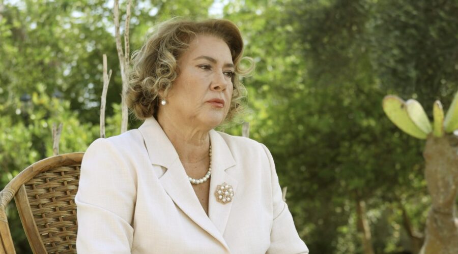 Lütfiye Duman (Hülya Darcan) in una scena di “Terra Amara”. Credits: Mediaset.