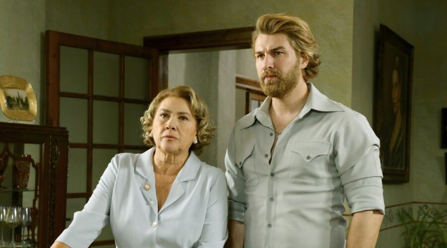 Da sinistra: Hülya Darcan (Lütfiye Duman) e Furkan Palali (Fikret Fekeli) in “Terra Amara”. Credits: RTI Mediaset.