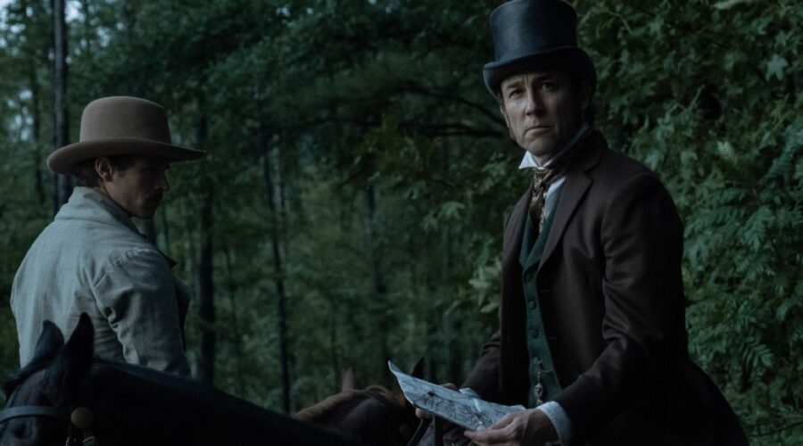 A destra: Clive Owen in un'immagine di “Manhunt”. Credits: Apple TV+.