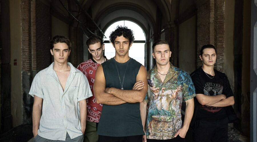 Da sinistra: Angelo (Luca Varone), Gianni (Domenico Cuomo), Carmine (Massimiliano Caiazzo), Pino (Artem) e Mimmo (Alessandro Orrei) in “Mare Fuori 4”. Credits: Sabrina Cirillo/Rai.