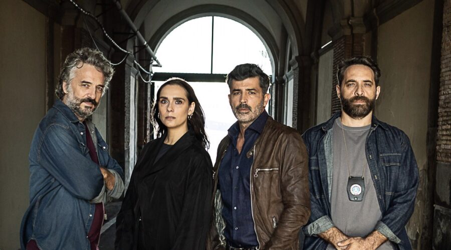 Da sinistra: Beppe (Vincenzo Ferrera), Sofia Durante (Lucrezia Guidone), Massimo (Carmine Recano) e Lino (Antonio De Matteo) in “Mare Fuori 4”. Credits: Sabrina Cirillo/Rai.