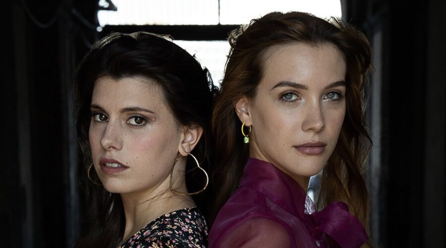 Da sinistra: Carmela (Giovanna Sannino) e Teresa (Ludovica Coscione) in “Mare Fuori 4”. Credits: Sabrina Cirillo/Rai.