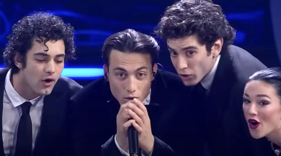 Da sinistra: Massimiliano Caiazzo, Matteo Paolillo, Nicolas Maupas e Maria Esposito sul palco di “Sanremo 2023” per cantare la sigla di “Mare Fuori”. Credits: Cattura schermo/Rai.