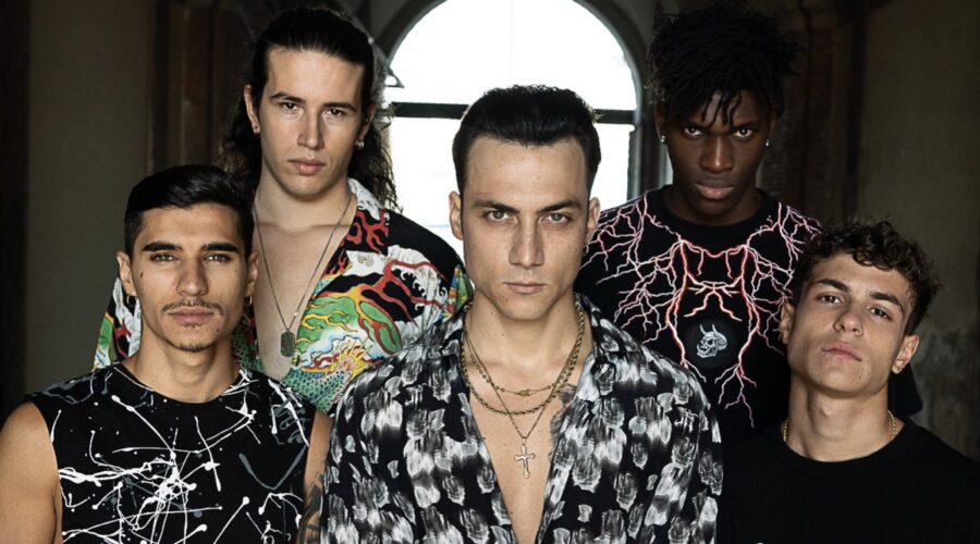 Da sinistra: Antonio D'Aquino (Milos), Francesco Panarella (Cucciolo), Matteo Paolillo (Edoardo Conte), Salahudin Tijani Imrana (Dobermann) e Giuseppe Pirozzi (Micciarella) in “Mare Fuori 4”. Credits: Sabrina Cirillo/Rai.