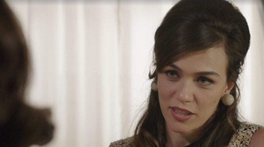 Gloria Radulescu (Marta Guarnieri) in una scena della puntata 88 de “Il Paradiso Delle Signore 8”. Credits: Rai.