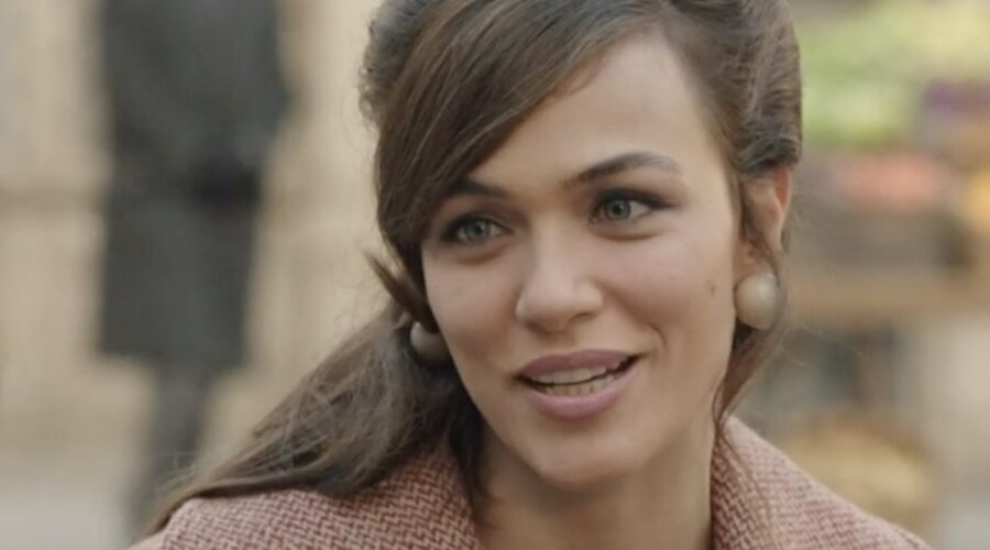 Gloria Radulescu (Marta Guarnieri) in una scena della puntata 89 de “Il Paradiso Delle Signore 8”. Credits: Rai.