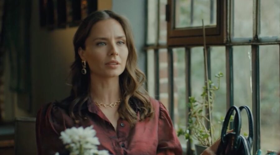 Meltem (Hilal Uysun) in una scena di